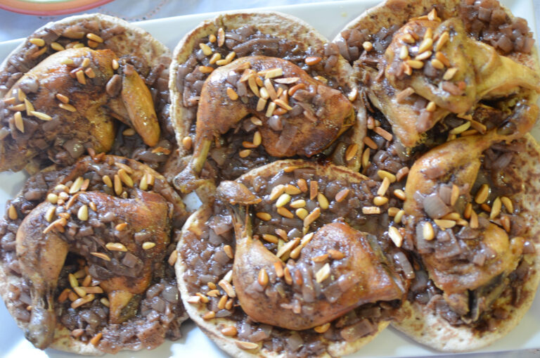 What are some common spices and herbs used in Palestinian cooking?