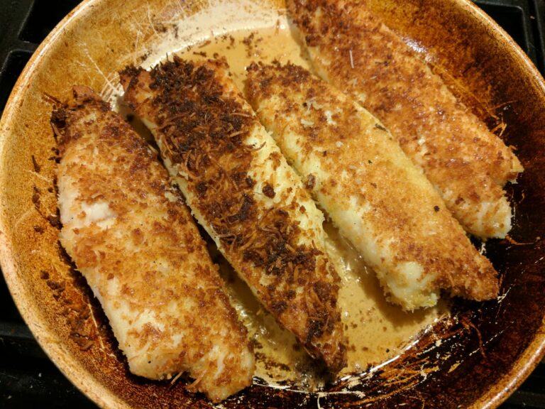 Can you recommend some traditional snacks that are popular in Nauru?