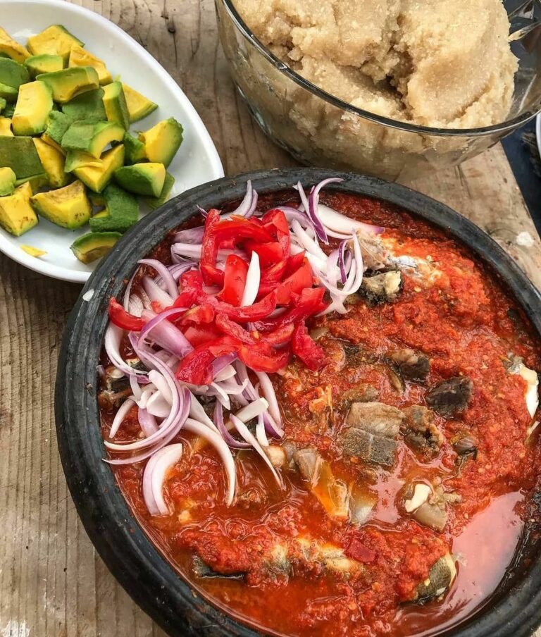 What is a traditional Guyanese breakfast like?