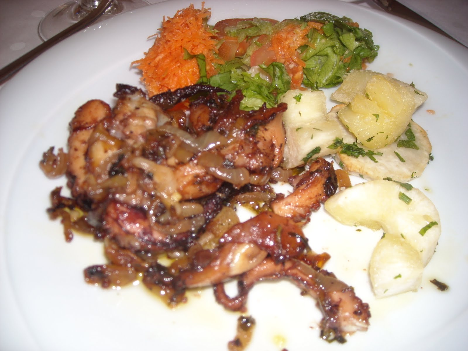 Are there any street food specialties specific to certain islands in Cabo Verde?
