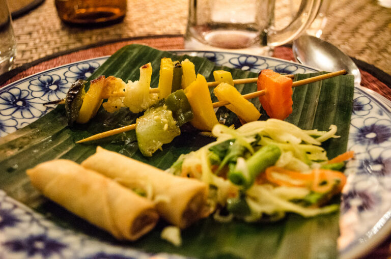 Can you recommend some must-try Cambodian street foods for me?