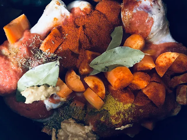 How has the desert climate and nomadic culture influenced Nigerien cuisine?