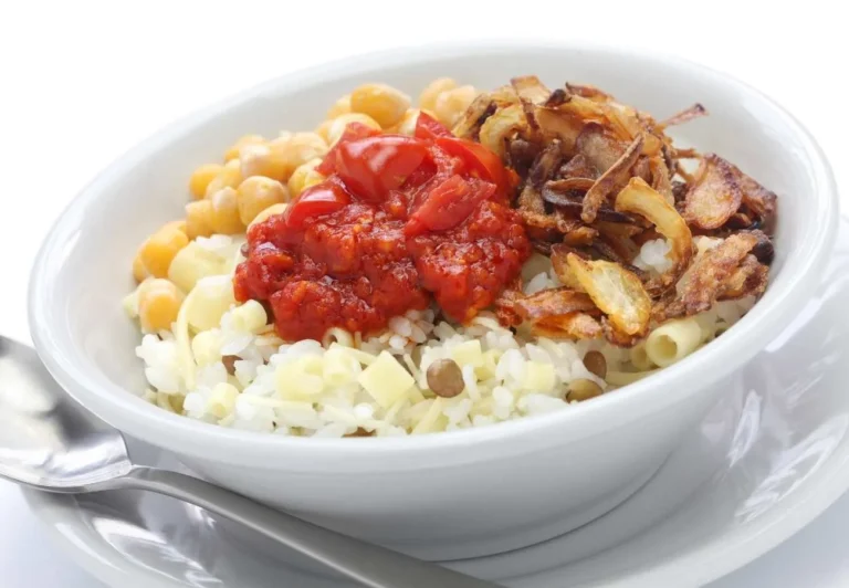 Can you find any influences from Malawian craftsmanship or traditional arts in the cuisine?