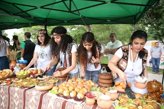 What are some popular Armenian street foods?