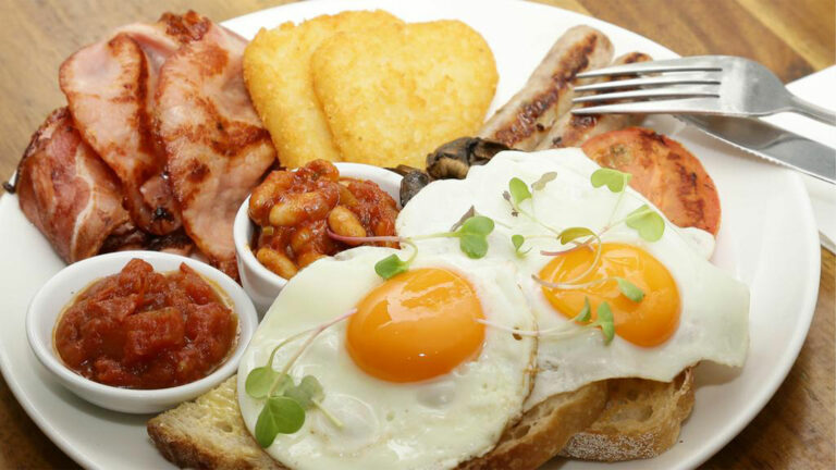 What are some traditional Australian breakfast items?