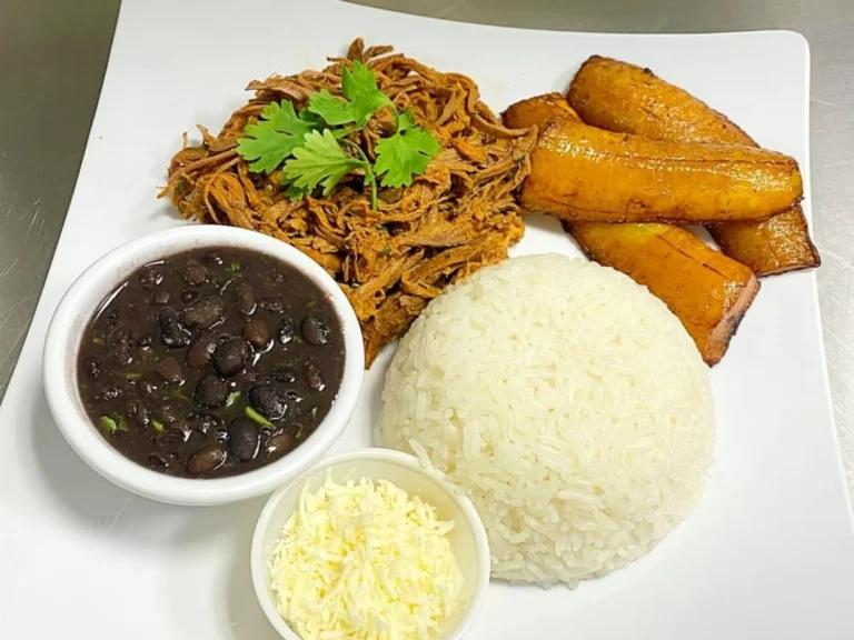 Are there any vegetarian or vegan options available in Venezuelan cuisine?