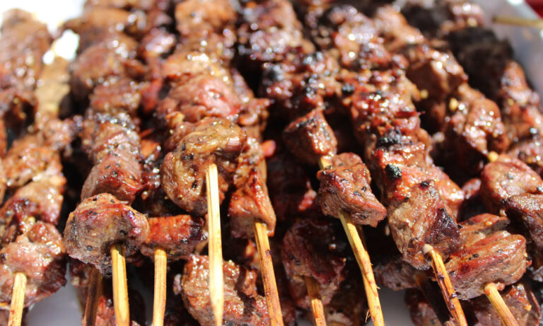 Is there a focus on communal dining and sharing in Kenyan eating culture?