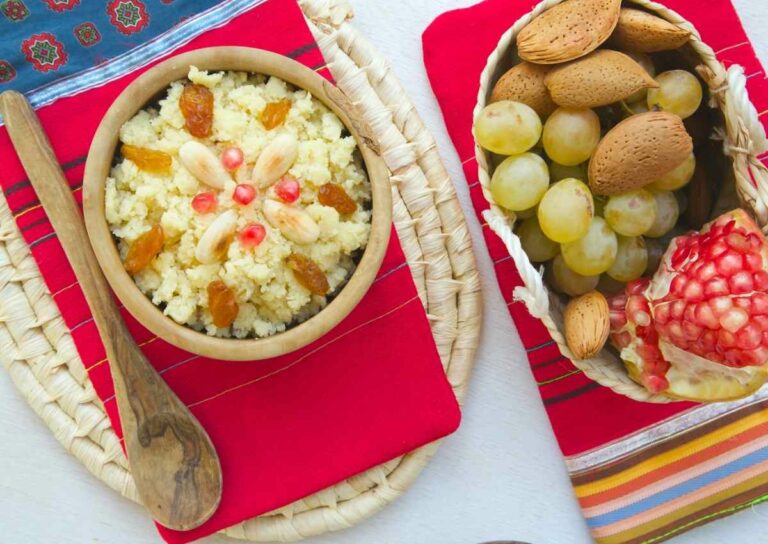 What are some common Tunisian condiments or sauces?