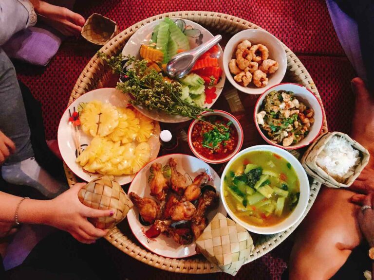 How is Thai cuisine influenced by Chinese and Indian flavors?