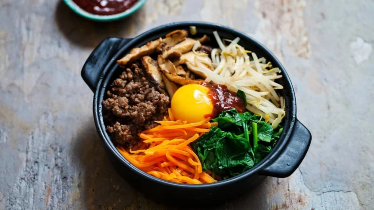 Can you recommend some must-try South Korean dishes?