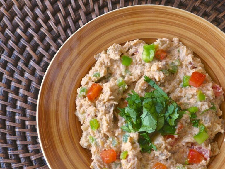 Is South Sudanese cuisine spicy or mild in terms of heat?