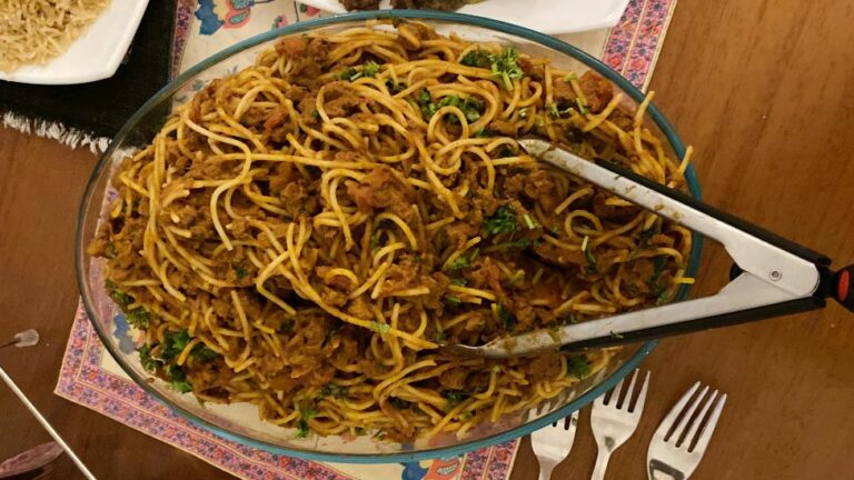 Are there any unique cooking techniques or methods used in Somali cuisine?