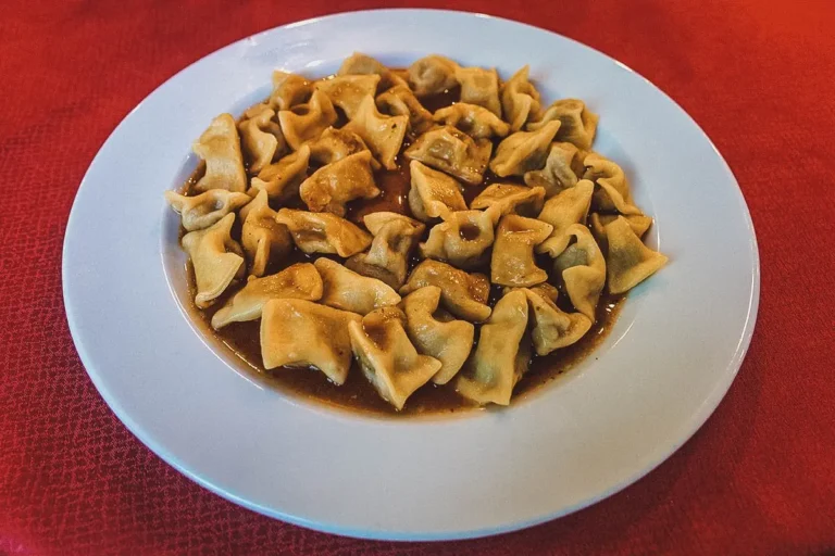Are there any vegetarian or vegan options available in Slovenian cuisine?