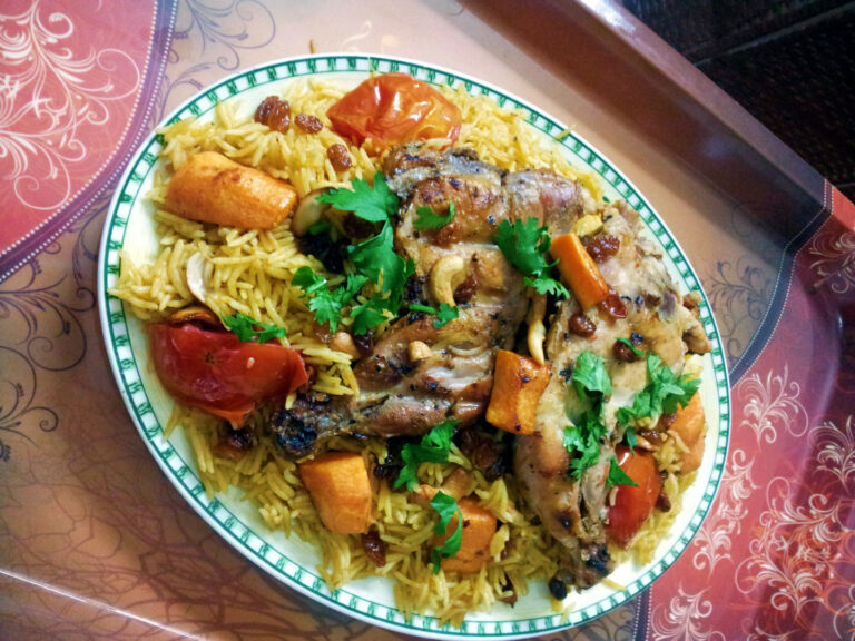 What are the typical ingredients in Bahraini salads?