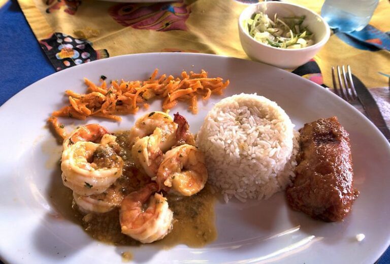 Are there any popular dishes in Panamanian cuisine?