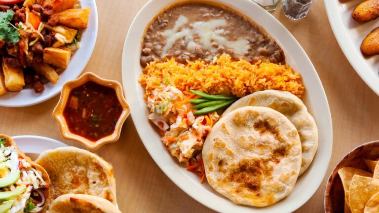 Are there any unique beverages or drinks in El Salvadoran cuisine?