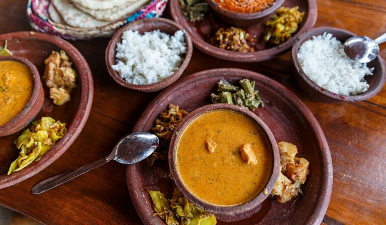 Are there any vegetarian or vegan options available in Sri Lankan cuisine?