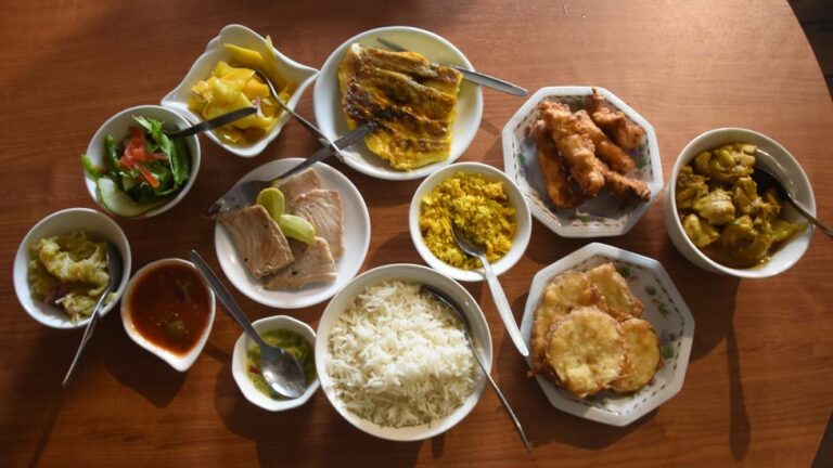 What are the typical breakfast options in Seychelles?