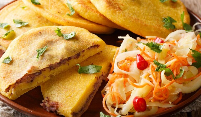 Is street food common in El Salvador?