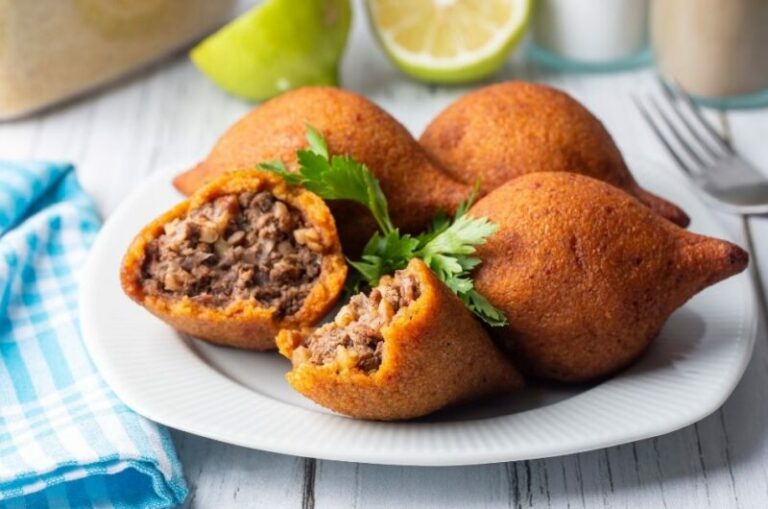 What are the common seasonings and spices used in Syrian cuisine?