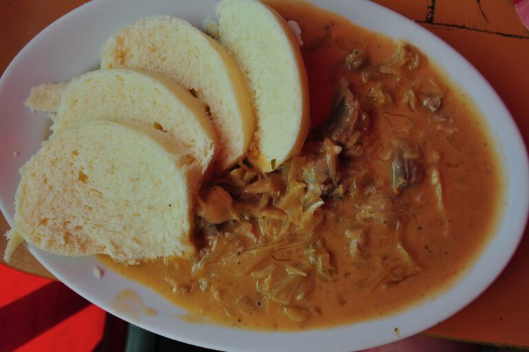 Are there any vegetarian or vegan options available in Slovak cuisine?