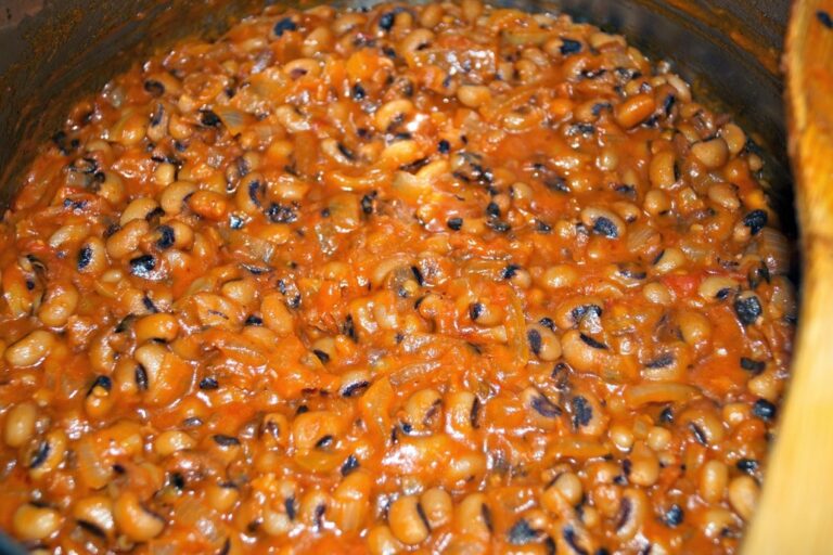 What are the staple foods in Sierra Leonean cuisine?