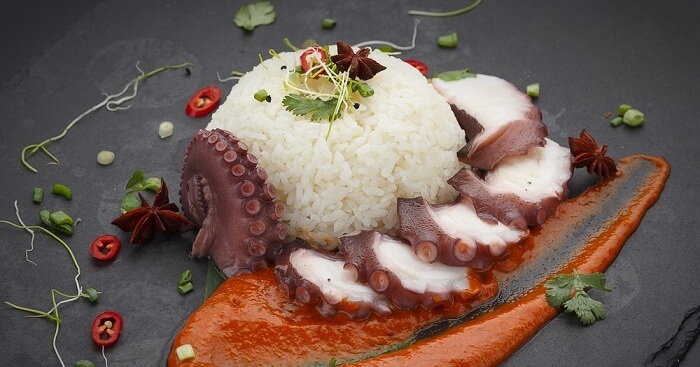 What are the main components of Seychellois cuisine?