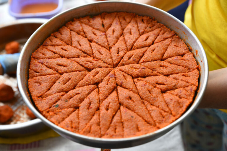 What are some common Syrian condiments or sauces?