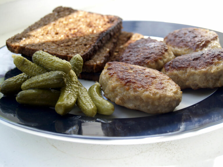 Are there any vegetarian or vegan options in Danish cuisine?