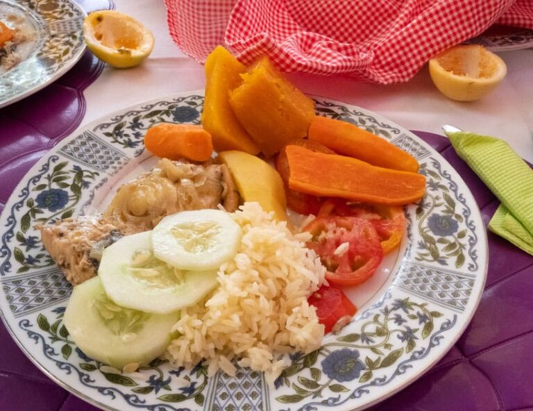 What are some popular condiments or sauces used in Cabo Verdean cuisine?