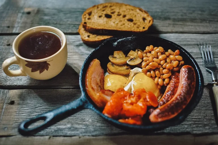 What is a typical Irish breakfast like?