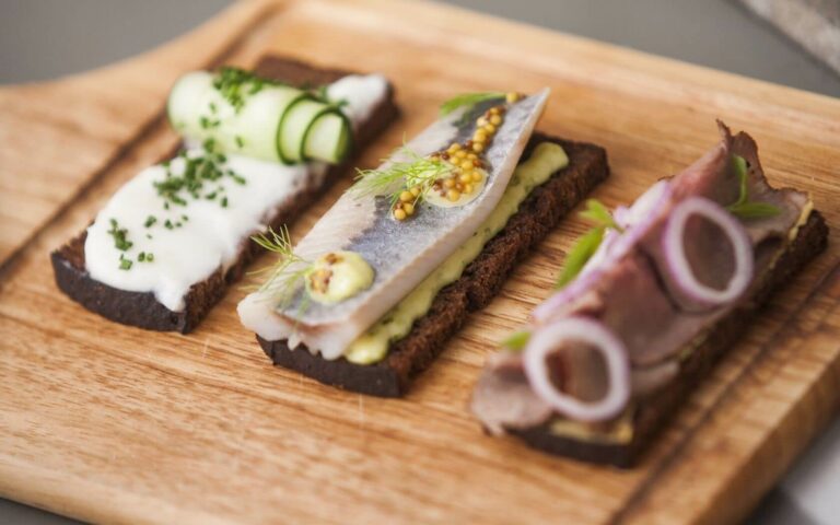 What are some traditional Estonian dishes that are worth trying?