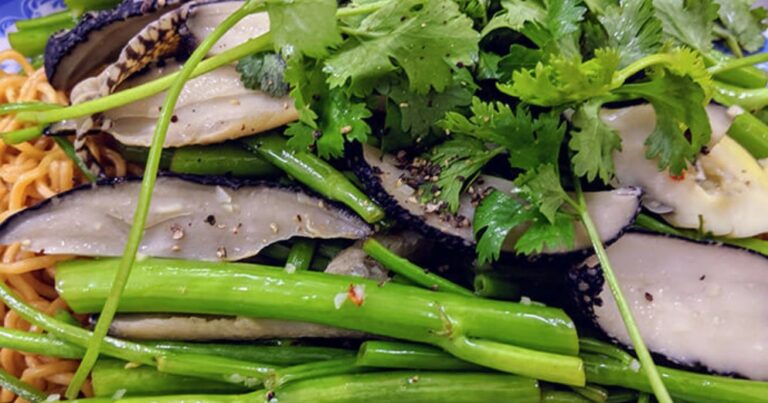 What are some popular fruits and vegetables used in Vietnamese dishes?