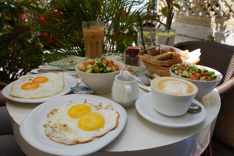 Can you find any influences from Israeli street food culture in modern Israeli cuisine?