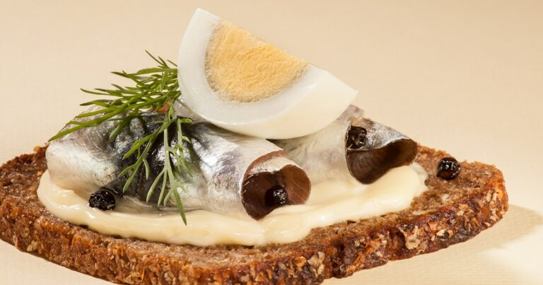 Can you recommend some Estonian cheeses, such as “leibjuust” or “sõir”?