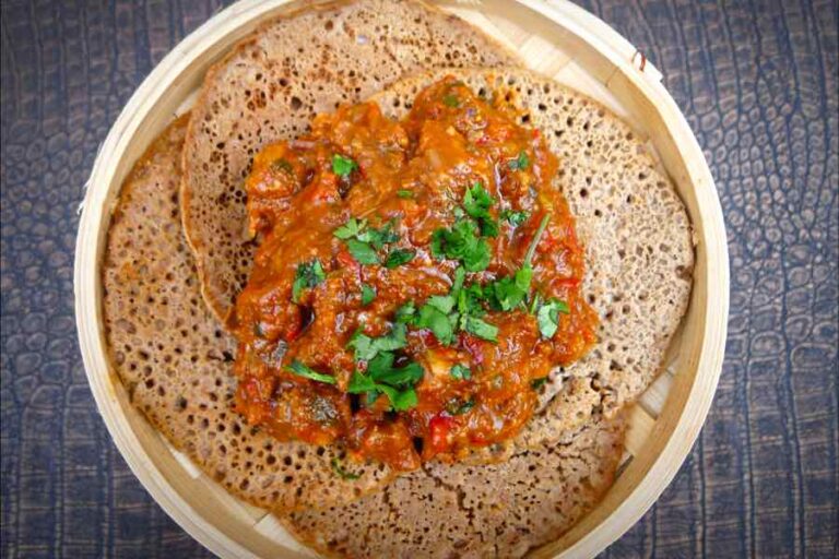 Can you tell me about the role of communal dining and sharing meals in Eritrean culture?