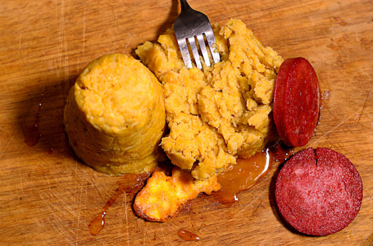 What are the main ingredients used in Dominican dishes?