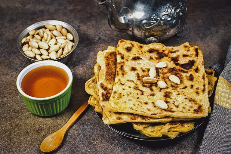What are the popular desserts in Algerian cuisine?