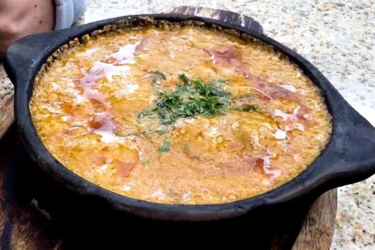 What are some common side dishes served with main courses in Ecuadorian cuisine?