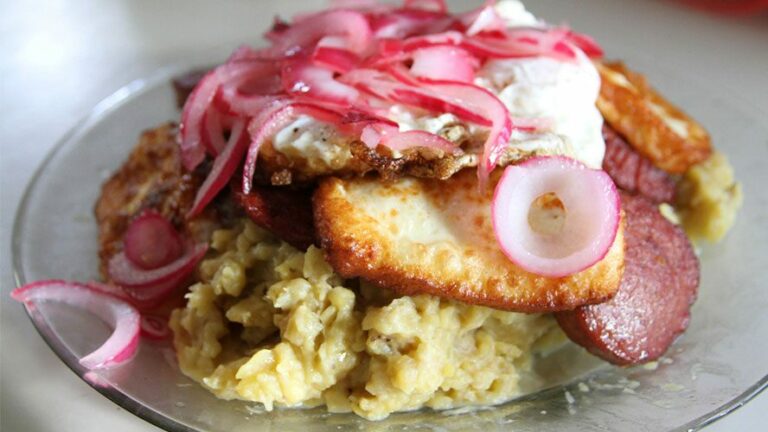 Can you explain the concept of “mofongo” in Dominican cuisine?