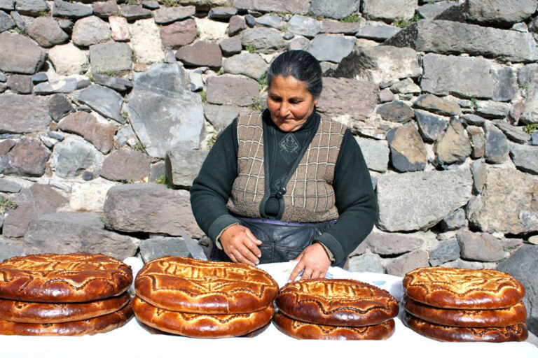 Are there any traditional bread varieties in Armenian cuisine?