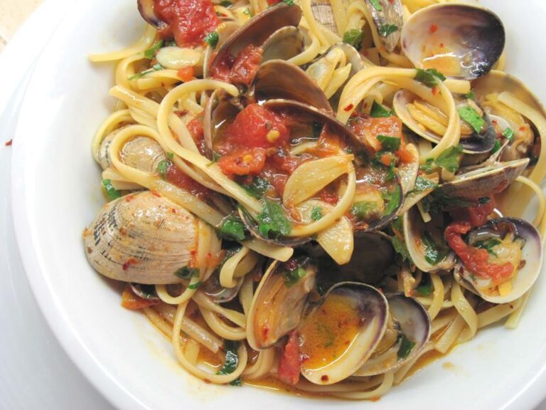 What are some popular seafood dishes in Antigua and Barbuda?