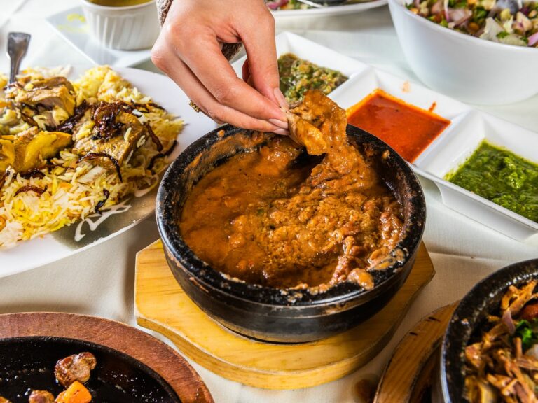 What are some traditional cooking techniques in Yemeni cuisine?