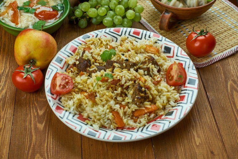 Are there any Turkmen dishes that are considered breakfast foods?