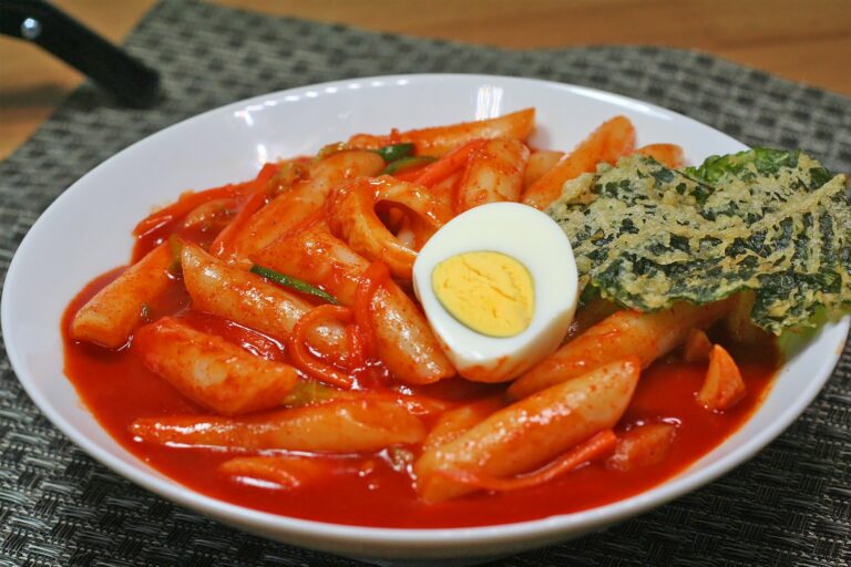 What are some popular South Korean condiments or sauces used in dishes?