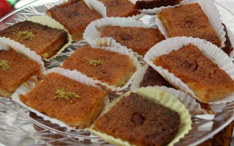 How is Algerian cuisine influenced by neighboring countries?