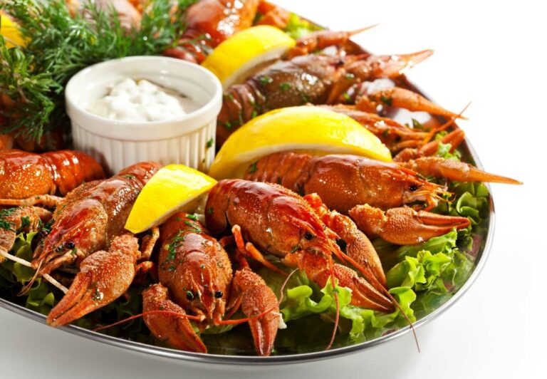 How has the availability of fresh produce and local ingredients shaped New Zealand cuisine?