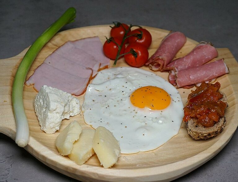 What are the typical breakfast options in Romania?