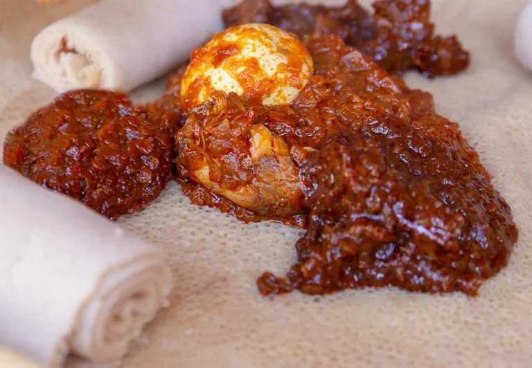 What are some common side dishes served with main courses in Eritrean cuisine?