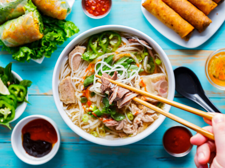 How are herbs and fresh vegetables used in Vietnamese dishes?